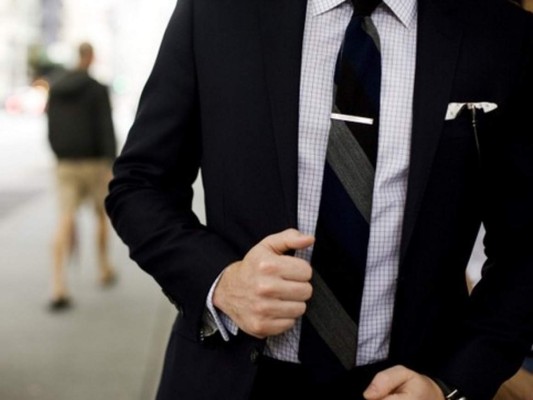 Alfiler de corbata:tener alguna a mano, nunca está de más. Es decorativo siempre y cuando sea discreto