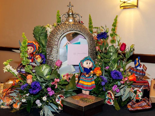 La mesa principal estaba decorada con un colorido arreglo y muñecas típicas de Perú, haciendo alusión a la nacionalidad de la mamá de la novia.