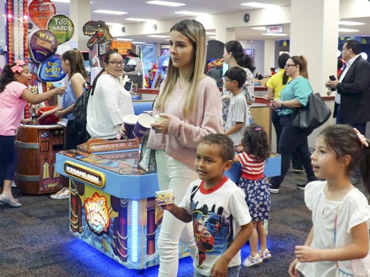 El restaurante Chuck E Cheese's un centro familiar de entretenimiento  