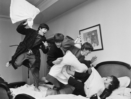 Pelea de almohadas<br/>El fotógrafo Harry Benson no quería fotografiar a The Beatles. Él iba a cubrir una historia en África cuando le asignaron ir con la banda a Paris. Pero cuando los escuchó, no le dieron ganas de irse. Él tomó esta icónica foto en 1964.<br/>
