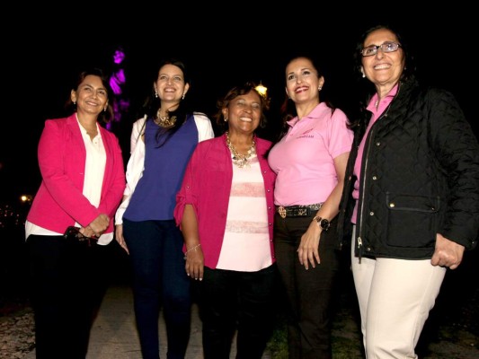 Ejecutivas de Funhocam y Fundación Tigo, que patrocinó la iluminación del monumento