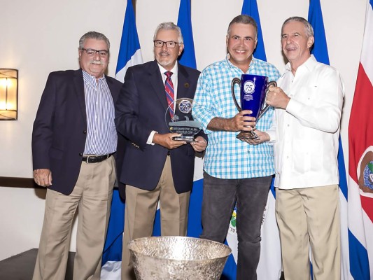 Pascual Gargiulo, Julio Collier, Ramón Vallarino de Panamá, campeón de categoría Caballeros Senior y Bruce Burdett.