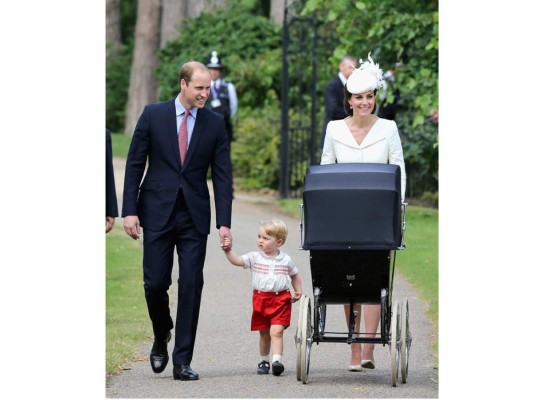 George se roba el show en una réplica del traje que uso el príncipe William 30 años atrás