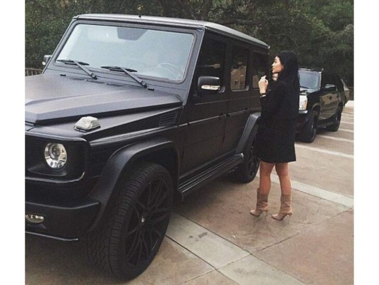 Puede que Kylie ya tenga una hija, pero ella era una niña hace poco. Para su cumpleaños número 16, la billonaria recibió un Mercedes Benz por parte de Kris. Le costó alrededor de 225 mil dólares.