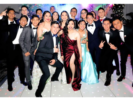 Los Seniors 2019 de la Hillcrest School celebran el fin de su High School con una elegante gala