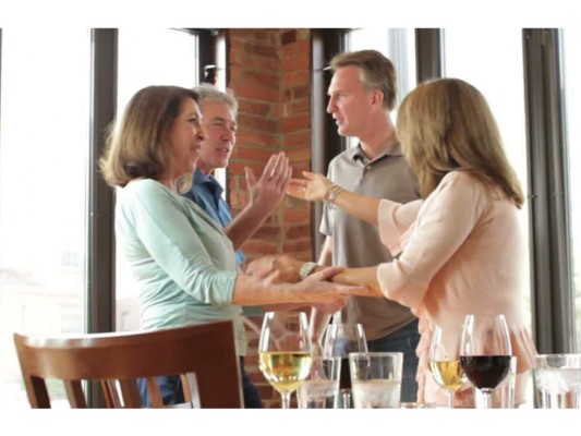 Si observa gente conocida en otra mesa salude con un ademán, mantenga la distancia sobre todo si están comiendo. No aplica interrumpir, salvo que le den apertura a que se acerque. Al retirarse podrá hacerlo.