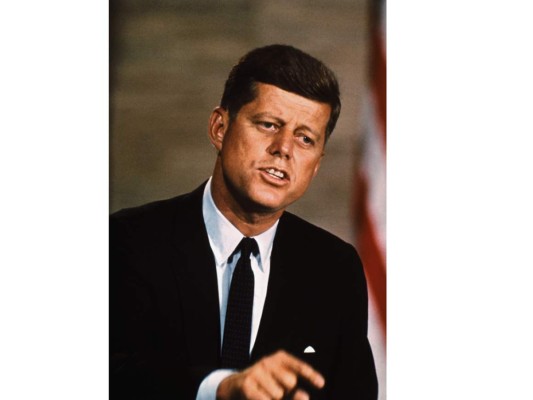 7. Criado en el seno de una de las familias más poderosas de los Estados Unidos, el carismático y querido John Fitzgerald Kennedy se posiciona en el séptimo puesto con una fortuna de 100 millones de dólares. De no haber sufrido el atentado que le quitó la vida y recibir la fortuna de su padre valorada en unos mil millones de dólares de hoy, hubiese sido más rico, incluso que Trump.