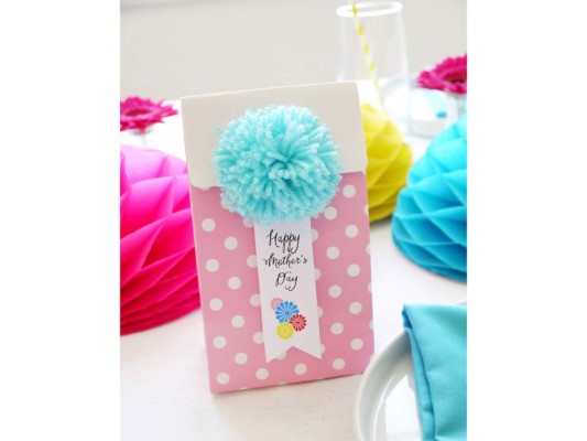 Un detalle personalizado para cada mamá invitada a la celebración les hará sentir muy especiales. Desde dulces hasta tarjetas, te aseguramos que valdrá la pena.
