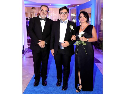 Los Seniors 2019 de la Del Campo International School despiden High School con una distinguida gala