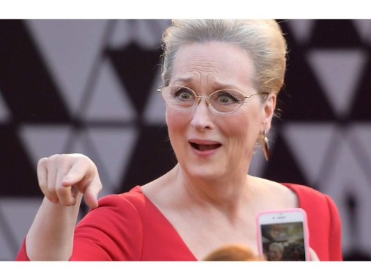 El pasado domingo 4 de marzo se llevó a cabo la nonagésima entrega de los premios Oscars y como era de esperarse ha aparecido una avalancha de memes en las redes sociales. Desde Meryl Streep vestida como el Hada Madrina de Shrek y Jennifer Lawrence borracha hasta el vestido de Salma Hayek y Eiza Gonzales fueron algunos de los temas principales para crear estos memes. Mira nuestra selección con los mejores memes de los Oscars 2018 y ¡diviértete un rato!