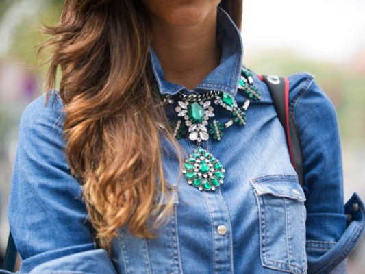 Statement necklace. Abotonada hasta el cuello y con un maxi collar para un efecto dramático