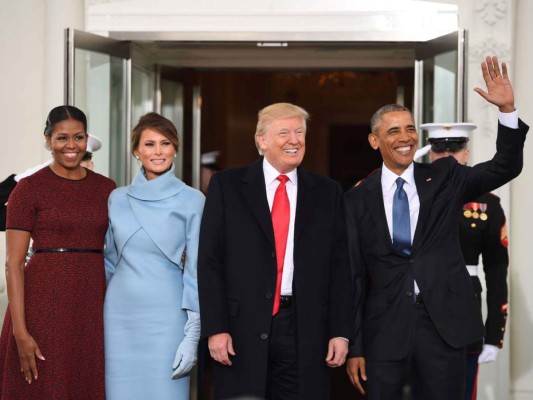 Michelle Obama, Melania y Donald Trump y Barack Obama saludan al público en la Casa Blanca, minutos antes de partir a la juramentación