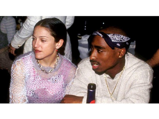 Madonna y Tupac Shakur. La pareja se conoció en la entrega de los premios Soul Train Music Awards. En 1994 tenían una sólida relación, pero hace algunos años se publicó una carta donde el fallecido rapero declaraba el fin de su noviazgo por que Madonna era una mujer blanca. 'Para ti ser vista con un hombre negro no supone ningún en peligro para tu carrera. Es más te haría parecer como una mujer abierta. Pero para mí, al menos desde mi forma de verlo, es como si estuviera defraudando a la mitad de la gente que me hizo ser lo que yo soy. Nunca quise hacerte daño'.