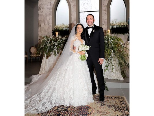 Felices y enamorados, los novios posan frente al altar