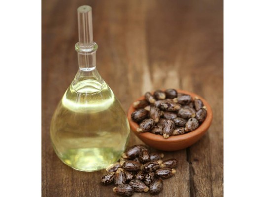 Aceite de ricino. Gracias a sus propiedades el aceite de ricino hidrata y fortalece las pestañas aumentando su crecimiento, al igual que el aceite oliva lo aplicas antes de dormir y se retira a la mañana siguiente.