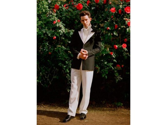 Josh O’Connor: el actor de The Crown usó un look moderno de Loewe.