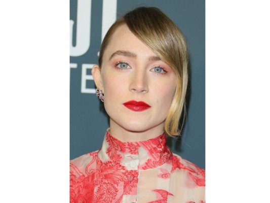 Tonalidades rojo-rosas como Saoirse Ronan<br/><br/>Las sombras rosas con un labial rojo te dara carácter y buena combinación romántica en tu cita por la noche<br/>