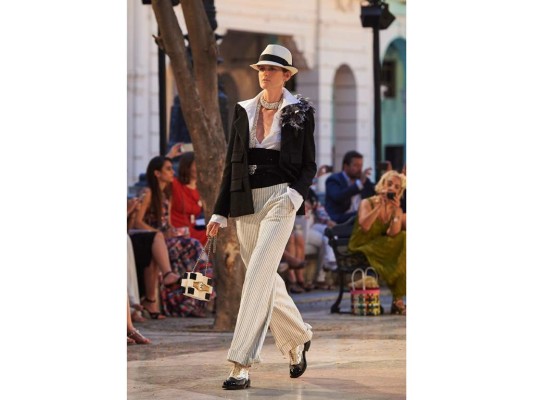 Una insolente modernidad, de feminidad boyish, se imprime en las prendas de la Colección Crucero 2016-2017. Foto de Olivier Saillant concedida para Estilo Honduras por Chanel