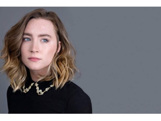 Espontánea y talentosa, así es la nueva musa de Hollywood. Quien nació hace 23 años en New York hija de padres irlandeses. Ya ganó el Golden Globe como Mejor Actriz por su protagónico en Lady Bird y ha sido nominada a los premios Oscar.