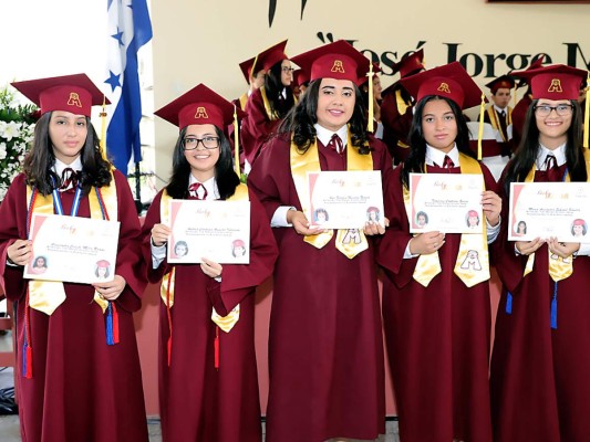 Entrega de títulos de Mayan School