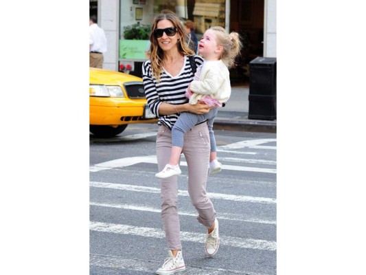 Sarah Jessica Parket apuesta por un top sencillo en blanco y negro y pantalones khaki