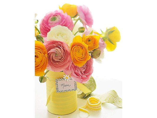 <br/> 1. Díselo con flores. Para mí el día de la madre significa ¡flores! Y gracias a floristas hondureños actualmente tenemos acceso a ellas sin problema alguno. Lo mejor es que todas las flores que se están usando son cultivadas aquí por manos hondureñas. Pueden contactar a su diseñador favorito para que les haga llegar a la puerta de su casa arreglos para mamá. Algunos de los que están ofreciendo este servicio son Flores y Canastas Honoré, Leonte Rueda y Musa.<br/>
