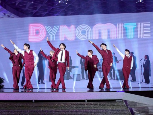 Y le sigue otra esperada. BTS canta su tema número uno en el chart de Billboard, 'Dynamite'.