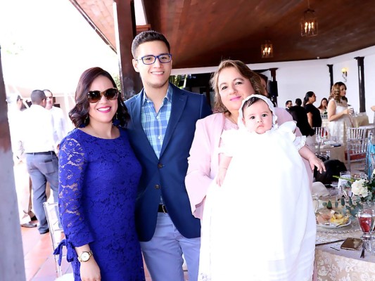 Vladimir y Claudia Betancourt-Ramos celebran el bautizo de su hija Emilia