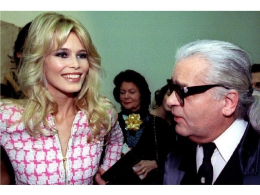 3. Hizo famosa a Claudia Schiffer tras hacerla imagen de Chanel
