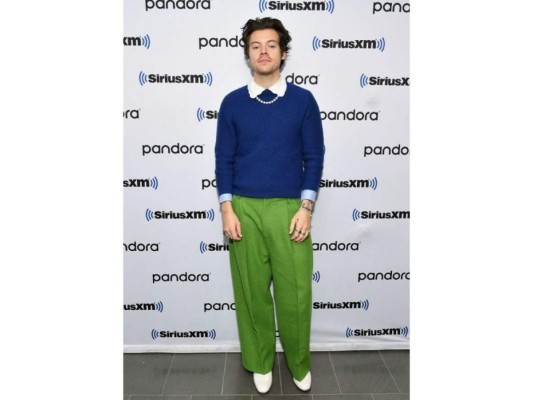 Para el lanzamiento de su último álbum musical, Fine Line, Harry optó por un estilo muy peculiar agregando nuevos accesorios a sus looks como collares, cuellos decorados, entre otros.