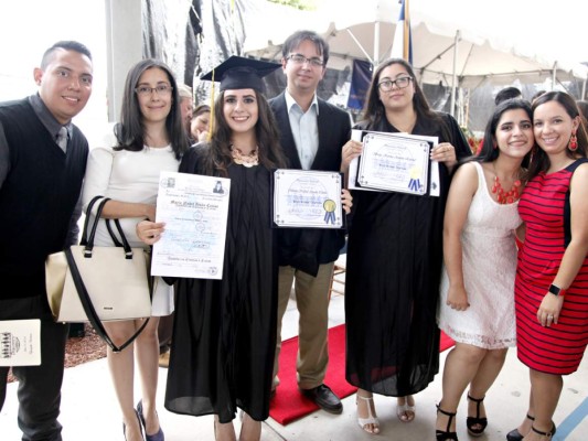 Graduación de los seniors de la Discovery School