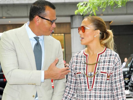 Sin embargo, perdieron el contacto entre si hasta que se encontraron en un restaurante donde ella fue quien tomó la iniciativa acercándose a saludarlo y desde ahí pudieron ver que algo nacía entre ellos.