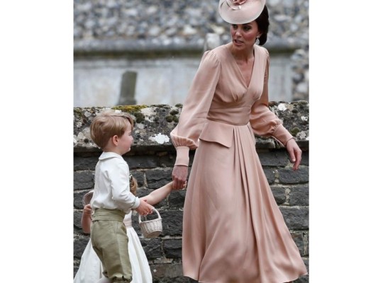 El pequeño George y su hermana Charlotte, estaban haciendo un gran trabajo como pajes en la boda de Pippa. Pero el primogénito del príncipe William fue descubierto rompiendo en lágrimas fuera de la iglesia. Su madre, tuvo que tener una charla con él, intentando que las cámaras no la vieran, para que dejara de llorar y no arruinara el momento de su tía Pippa.