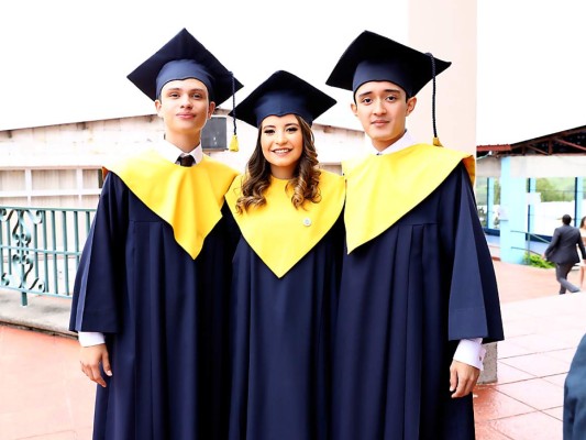 Graduación de la Estancia School