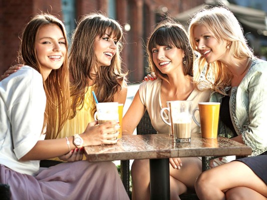 4.Conocer nuevas personas. Cuando nos estancamos en una rutina y frecuentamos los mismos lugares y amistades perdemos la oportunidad de ampliar nuestro círculo. Conocer nuevas personas ayuda a nuestro bienestar emocional y nos permite crear nuevas experiencias. Intenta ser más recep-tivo y menos tímido, nuevos e interesantes amigos esperan por ti.