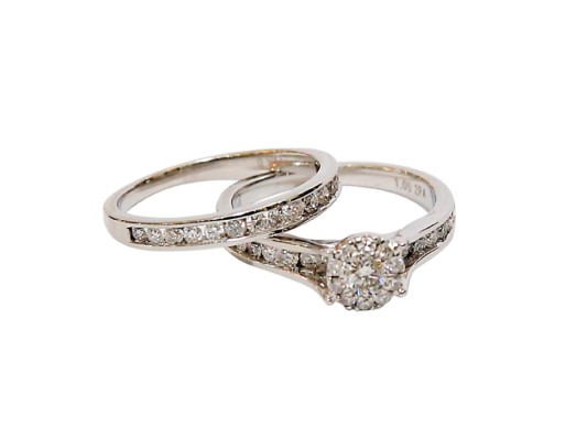 #4 Dúo de anillos en oro blanco de 14 kilates con diamantes by Zared Joyeros.