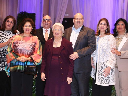 Martha Silvia Larach de Canahuati con sus hijos María Teresa, Martha, Miguel, Jorge, Ruth Marie y Elena.