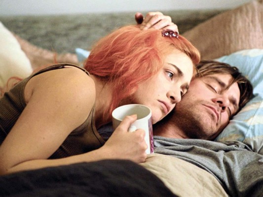 Joel & Clementine, Eternal Sunshine of the Spotless Mind (2004) Esta película de cine independiente resultó un verdadero éxito. Una mezcla de drama, romance, comedia y ciencia ficción en la que Jim Carrey y Kate Winslet nos robaron el corazón. Joel recibe un terrible golpe cuando descubre que su novia ha hecho que borren de su memoria todos los recuerdos de su tormentosa relación. Desesperado, se pone en contacto con el creador del proceso para que borre también a Clementine de su memoria. Pero cuando los recuerdos empiezan a desaparecer de pronto redescubre su amor por ella. Altamente recomendable para aquellos que aún no la han visto.