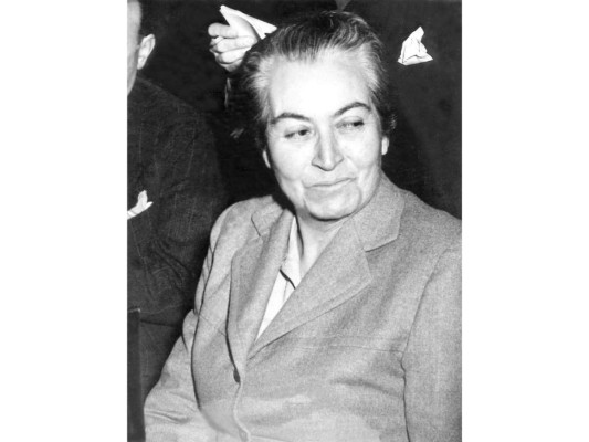 Gabriela Mistral<br/>El trabajo poético de Gabriela Mistral fue galardonado con el premio Nobel de Literatura, convirtiéndola en símbolo de aspiraciones para el pueblo latinoamericano.<br/>