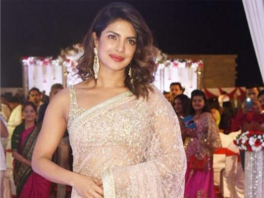 Priyanka Chopra deslumbrando en la boda de Joe Jonas y Sophie Turner