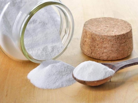 Bicarbonato de sodio: Mezcla el bicarbonato con un poco de agua hasta que formes una pasta y luego aplícala en las cicatrices y déjala por un minuto, finalmente enjuaga con agua tibia.