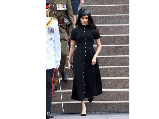 Vestido negro con botones en hilera, de Emilia Wickstead.