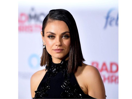 Mila Kunis<br/>En una entrevista para la revista ''OK'' la bella actriz manifestó que siempre se burlaban de ella porque su cara era graciosa por tener ojos, orejas y una boca grande y en la mayoría de veces ella siempre regresaba llorando a su casa después de las clases.