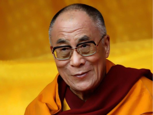 Tibet's self-exiled spiritual leader (C), the 14th Dalai Lama, attnds a TV show in Paris on October 24, 1993 during his three-weeks visit in France. (Photo by Pierre BOUSSEL / AFP)