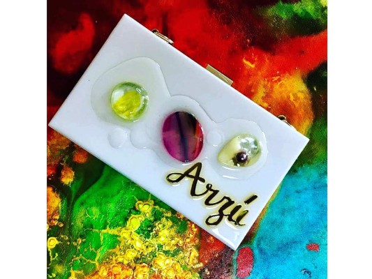 Arte para llevar. Bolsos de edición limitada realizados por Galería Orígenes en colaboración con el reconocido artista hondureño Santos Arzú Quioto. Una pieza de colección.