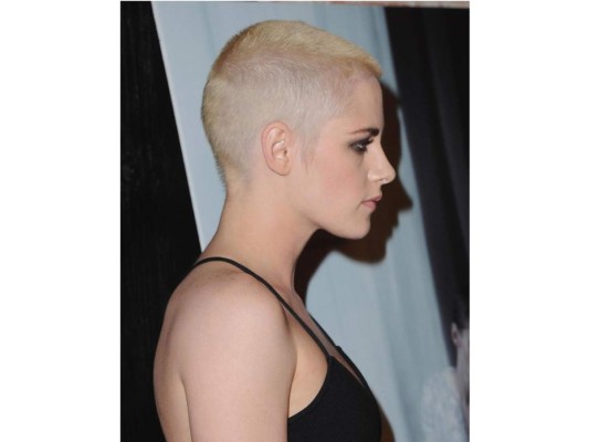 Kristen Stewart rapada y platinada