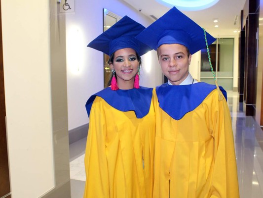 Brindis por los graduados de la New Horizon&nbsp;&nbsp;