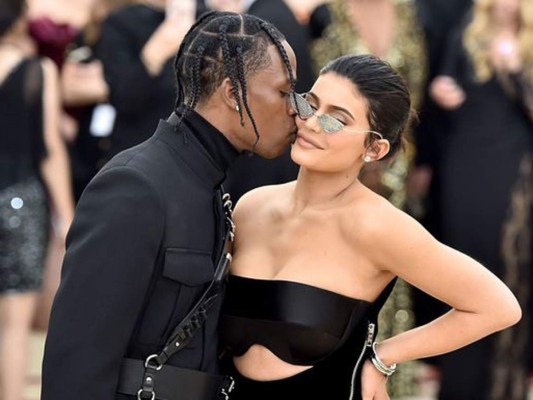 Kylie Jenner genera polémica por video donde aparece como “Virgen María”