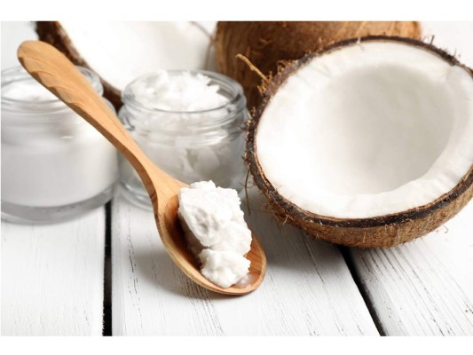 09. Aplica una mascarilla semanalmente. Las mascarillas son el mejor aliado del cabello. Puedes optar por la variedad existente en el mercado o preparar algunas caseras. Prueba una fabulosa para mantener la humedad del cabello mezclando una taza de aceite de coco con dos o tres cucharaditas de aceite de jojoba y aceite de almendras. Deja actuar al menos 15 minutos. El resultado te sorprenderá.