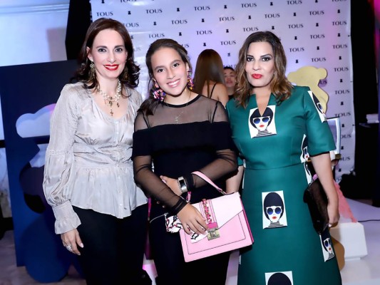 Lizza y Lizza Marie Handal junto a Blanca Bendeck